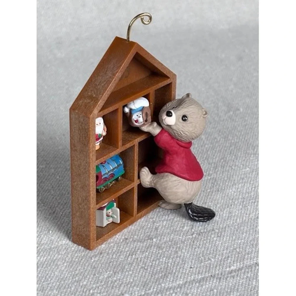 Hallmark Keepsake Ornament Collector's Club 1995 Beaver‎ With Toy Shelf House